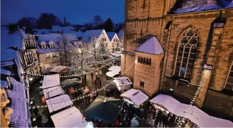  ?? RP-FOTOS: D. JANICKI ?? Mit Schnee auf den Dächern ist der Markt natürlich noch viel schöner. Am Wochenende war es aber teils ein bisschen zu viel des Guten.