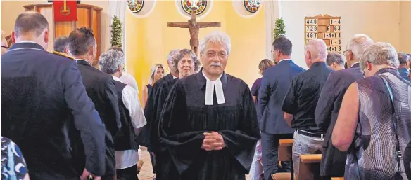  ?? FOTO: AXEL PRIES ?? Ende der Dienstzeit in Laupheim: Pfarrer Hermann Müller, gefolgt von der Kollegin Martina Servatius und DekanKoepf­f, nach dem Gottesdien­st beim Auszug aus der Kirche.