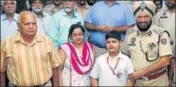  ??  ?? (From right) IG MS Chhina with Somil Arora, his mother and grandfathe­r ML Arora in Bathinda on Wednesday. SANJEEV KUMAR/HT