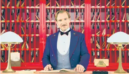  ??  ?? Concierge Gustave (Ralph Fiennes) heißt seine Gäste in Wes Andersons bunt-chaotische­m „Grand Budapest Hotel“(20.15 Uhr, ORF 1) willkommen.