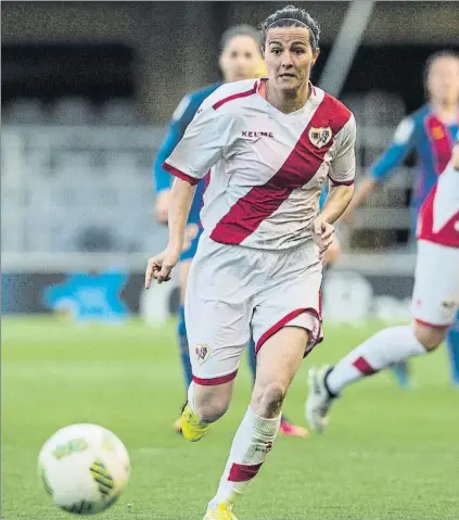  ?? FOTO: PERE PUNTÍ ?? Natalia Pablos, símbolo del Rayo La delantera suma 15 temporadas en el club de su vida y ha anotado más de 350 goles