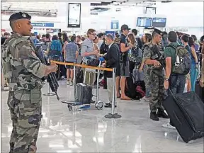  ??  ?? Des militaires de la force Sentinelle patrouilla­nt à l’aéroport d’Orly.