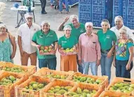  ?? ?? El edil de Chahuites, Joaquín Martínez López (al centro, con mano arriba), estuvo este lunes en una empacadora de mangos.