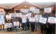  ?? BONGANI MBATHA /AFRICAN NEWS AGENCY (ANA) ?? CONCERNED parents hold a placard demonstrat­ion against the SGB of Hopeville Primary School in Phoenix. |