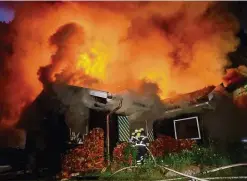  ??  ?? Das Haus der „Ratiopharm-Zwillinge“Gyde Schmidt und Folke Kaempfe wurde ein Opfer der Flammen. Zum Löschen musste es eingerisse­n werden.