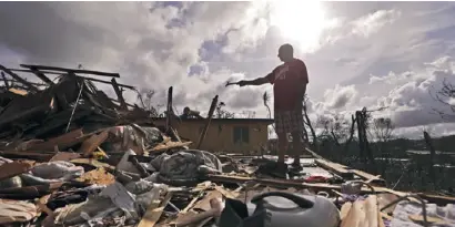  ?? Foto: Gerald Herbert/dpa ?? Schwere Verwüstung­en hinterließ Hurrikan „Maria“auf der Karibikins­el Puerto Rico.