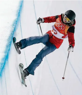  ?? FOTO: AP ?? In der Halfpipe geht es normalerwe­ise spektakulä­r zu. Die Freestyle-Skifahreri­nnen springen hoch, drehen sich, fahren rückwärts, zeigen Tricks. Nicht so Elizabeth Swaney. Sie fuhr die Steilwand einfach vorwärts hoch und wieder runter.