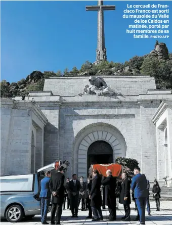  ?? PHOTO AFP ?? Le cercueil de Francisco Franco est sorti du mausolée du Valle de los Caidos en matinée, porté par huit membres de sa famille.