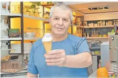  ?? FOTO: STEFAN BOHLANDER ?? Vincenzo Milano in seinem Eiscafé in Quierschie­d.