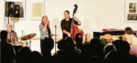  ?? FOTO: PIETSCH/KULTURRING ?? Sängerin Inga Lühning, begleitet von Drummer André Spajic, Michael Kehraus am Kontrabass und Markus Schinkel am Piano.
