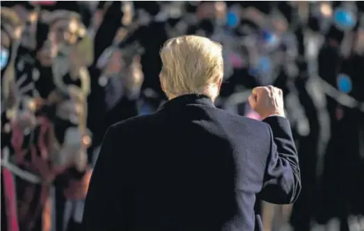  ?? SAMUEL CORUM / EFE ?? Donald Trump saluda a sus seguidores antes de partir a a la localidad de El Álamo, en la frontera con México.