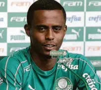  ?? Cesar Greco/ag. Palmeiras/divulgação ?? ■ Carlos Eduardo espera seguir os passos do colega Keno e conquistar um lugar no time titular alviverde