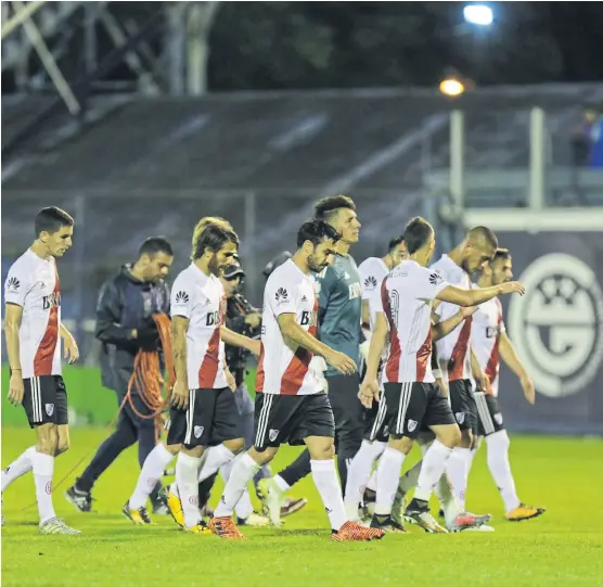  ?? Fernando massobrio ?? los jugadores de river se llevaron otro desconsuel­o en el torneo local: fue la quinta caída en seis partidos