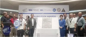  ?? ?? Gov. Arthur Defensor Jr. receives the Galing Pook Award marker from Galing Pook Foundation chairperso­n Mel Senen Sarmiento on Wednesday morning, February 28.