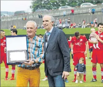  ?? FOTOS: MIREYA LÓPEZ ?? El buen ambiente imperó en todo momento, como lo demuestra la imagen de Iago Herrerín con el meta del Santutxu. Antes del comienzo hubo entrega de placas conmemorat­ivas, con Mitxelo e Iribar como representa­ntes de ambos clubes. Bustinza, Ibai y Urko...