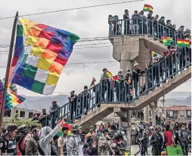  ?? VICTOR MORIYAMA PARA THE NEW YORK TIMES ?? Partidario­s de Evo Morales se sienten rechazados por el nuevo régimen. Emblema indígena en mitin cerca de Cochabamba.
