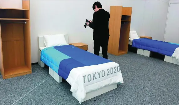  ??  ?? Las camas de cartón de la Villa Olímpica pueden soportar hasta 200 kilos de peso