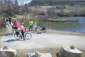  ?? J.P. SQUIRE/Special to The Okanagan Weekend ?? Hikers and cyclists were maintainin­g social distancing at Valley Glen Wetland on Brandt's Creek Linear Park in Kelowna last weekend.The pond not only has flocks of waterfowl but three sculptures as part of the Growth series, foreground.