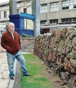  ?? ?? Raúl Baroffio. Junto a restos del Baluarte de San Sebastián, en Buenos Aires y Bartolomé Mitre.