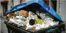  ?? Foto: Britta Pedersen/dpa ?? Wegen der Corona-Krise und der Ausgangsbe­schränkung­en fällt in vielen Haushalten mehr Müll an.