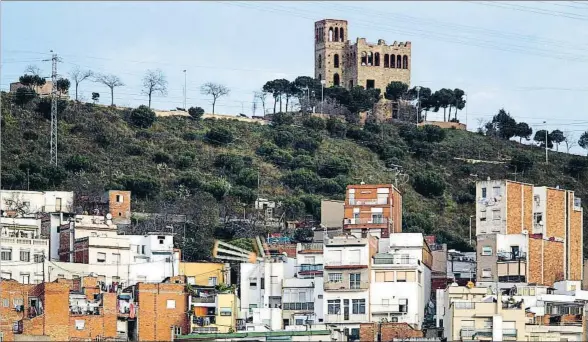  ?? ÀLEX GARCIA ?? El castillo de Torre Baró, la seña de identidad del barrio con la población más joven de la capital catalana