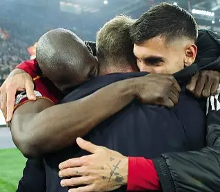  ?? ?? L’abbraccio tra Lukaku, De Rossi (di spalle) e Pellegrini dopo la vittoria contro il Feyenoord
