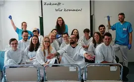  ?? FOTO: SANDRA HELLMUTH ?? Noch eine humorvolle Einlage vor der Examenspha­se: die angehenden Gesundheit­sund Krankenpfl­eger der Evangelisc­hen Pflegeschu­le am Klinikum.