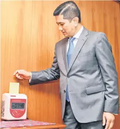  ??  ?? Mohamed Azmin clocks in for his new term as Menteri Besar. — Bernama photo