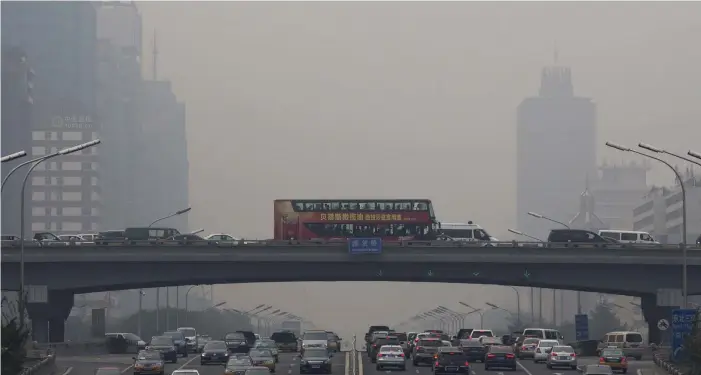  ?? FOTO: TT–AP/ANDY WONG ?? En stor del av luftförore­ningarna kommer från trafiken, i synnerhet i storstäder som Peking. De utgör ett stort hälsoprobl­em i nästan hela världen. I Finland är luftkvalit­eten i regel högklassig.