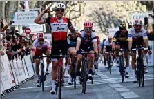  ?? (Photos DR/Kim Caritoux) ?? John Degenkolb a réglé la e étape au sprint, hier, juste devant Simon Clarke (casque rose), qui échoue à un centième de seconde de Gorka Izagirre au général.