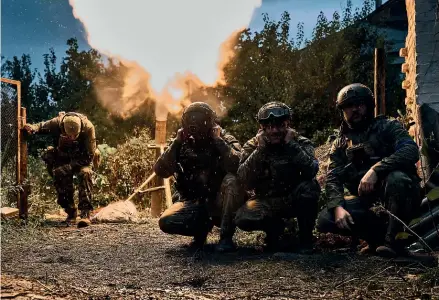  ?? AP ?? A Ukrainian mortar squad fires on Russian positions in the recently recaptured city of Kupiansk in the Kharkiv region yesterday. Russia has launched a ‘‘partial’’ mobilisati­on of 300,000 reservists to swell its fighting forces, sparking an exodus of eligible men, and raising fears that a wider draft might follow.