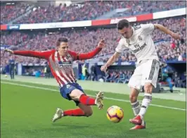  ??  ?? PRIMER DERBI. Reguilón, titular el sábado, se estrenó ante el Atleti.