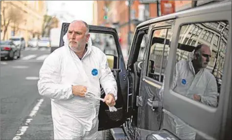  ?? EFE / EPA / Erik S. Lesser ?? El chef José Andrés antes de repartir comida a los bomberos y a los sin techo en Washington (Estados Unidos) en marzo