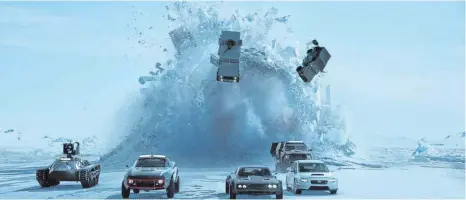  ?? FOTO: UNIVERSAL PICTURES ?? Auch in „Fast & Furious 8“tun Autos das, was sie schon in den sieben vorausgega­ngenen Folgen getan haben: Sie rasen durch die Gegend bis sie in die Luft fliegen.