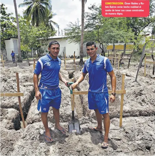  ??  ?? Élmer Robles y Rubén Batres verán hecho realidad el sueño de tener sus casas construida­s de manera digna.