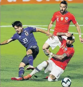  ?? FOTO: AP ?? Arturo Vidal marca territorio ante Take Kubo, que pese a algún destello se fue goleado