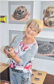  ?? FOTO: SONJA NIEDERER ?? Stolz zeigt Gerda Graf einen ihrer Schützling­e. Ihre Igel- und Tierliebe ist im ganzen Haus sichtbar.