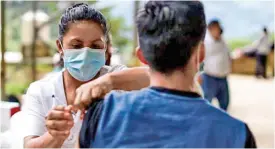  ??  ?? CAMPAÑA.
Jóvenes, mujeres y adultos mayores, han recibido la dosis de AstraZenec­a, luego de que en la región el virus ha cobrado muchas vidas.