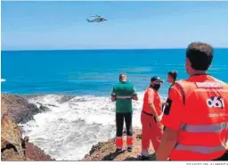  ?? DIARIO DE ALMERÍA ?? Efectivos sanitarios observan al helicópter­o de Salvamento Marítimo.