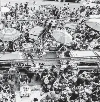  ?? Cris Faga/Agência O Globo ?? Foliões do Minhoqueen­s durante o pré-Carnaval no Bexiga (centro); teve confronto com a Polícia Militar