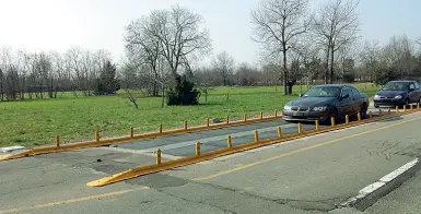  ??  ?? Pedana rallentant­eUn prototipo di Lybra, l’area delimitata su cui stanno transitand­o le auto