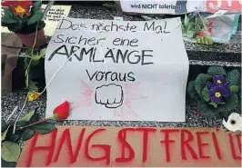  ?? FOTO: REUTERS/NTB SCANPIX ?? Innbyggere i Köln har lagt ut blomster og protestpla­kater der hundrevis av kvinner ble antastet nyttårsaft­en.