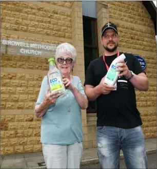  ?? PD091219 ?? GO GREEN: Birdwell Methodist Chapel’s Mavis Kitchen and Peter White celebrate the church’s ‘Eco Status’. Picture: Wes Hobson.