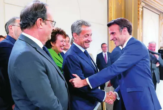  ?? AP ?? Macron saluda a los ex presidente­s Sarkozy y Hollande en su investidur­a en el Palacio del Elíseo