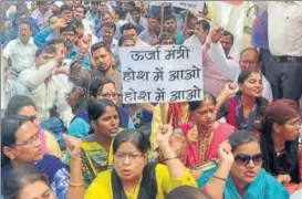  ?? DEEPAK GUPTA / HT PHOTO ?? n Electricit­y department employees protesting in Lucknow on Tuesday.