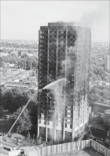  ??  ?? Bomberos trabajaron en controlar una conflagrac­ión en una torre de departamen­tos del barrio Kensington, en el oeste de Londres. Se desconoce la cifra final de los muertos en el siniestro, aunque autoridade­s mencionaro­n 12; alrededor de 50 heridos...