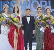  ??  ?? Miss World Philippine­s national director Arnold Vegafria with the 2017 titlists, from left: Cynthia Thomalla, Laura Lehmann, Teresita Ssen Marquez and Sophia Senoron.