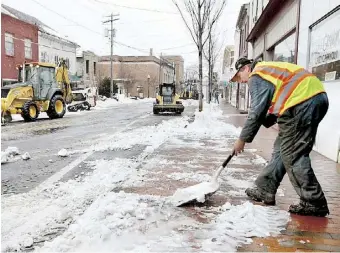  ??  ?? EL temporal que azotó la región de Nueva Inglaterra, en el noreste de Estados Unidos, dejó caer más de un pie de nieve en algunas partes de Massachuse­tts.