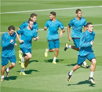  ?? — AFP photo ?? Real Madrid’s Portuguese forward Cristiano Ronaldo (R) and teammates attend a training session at the Valdebebas Sport City, in Madrid, on September 12, 2017 on the eve of the UEFA Champions League Group H football match Real Madrid CF vs Apoel FC.