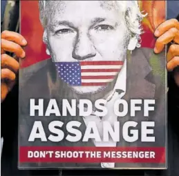  ?? / T. N. (REUTERS) ?? Un seguidor de Assange, el 20 de abril en Westminste­r.